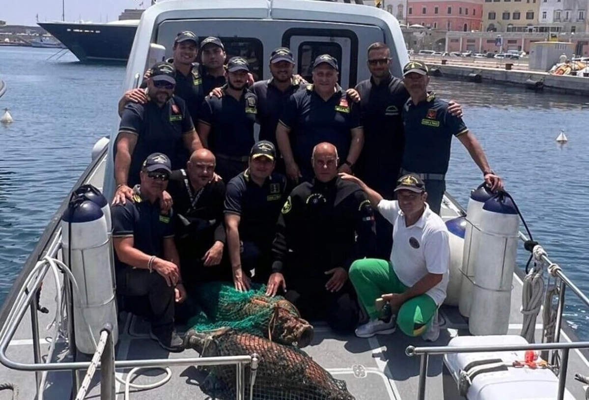 Група археологів з амфорами