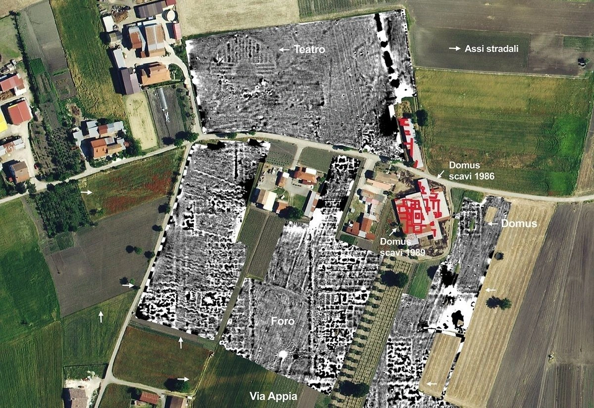 карта, де позначенотеатр і форум міста давніх римлян