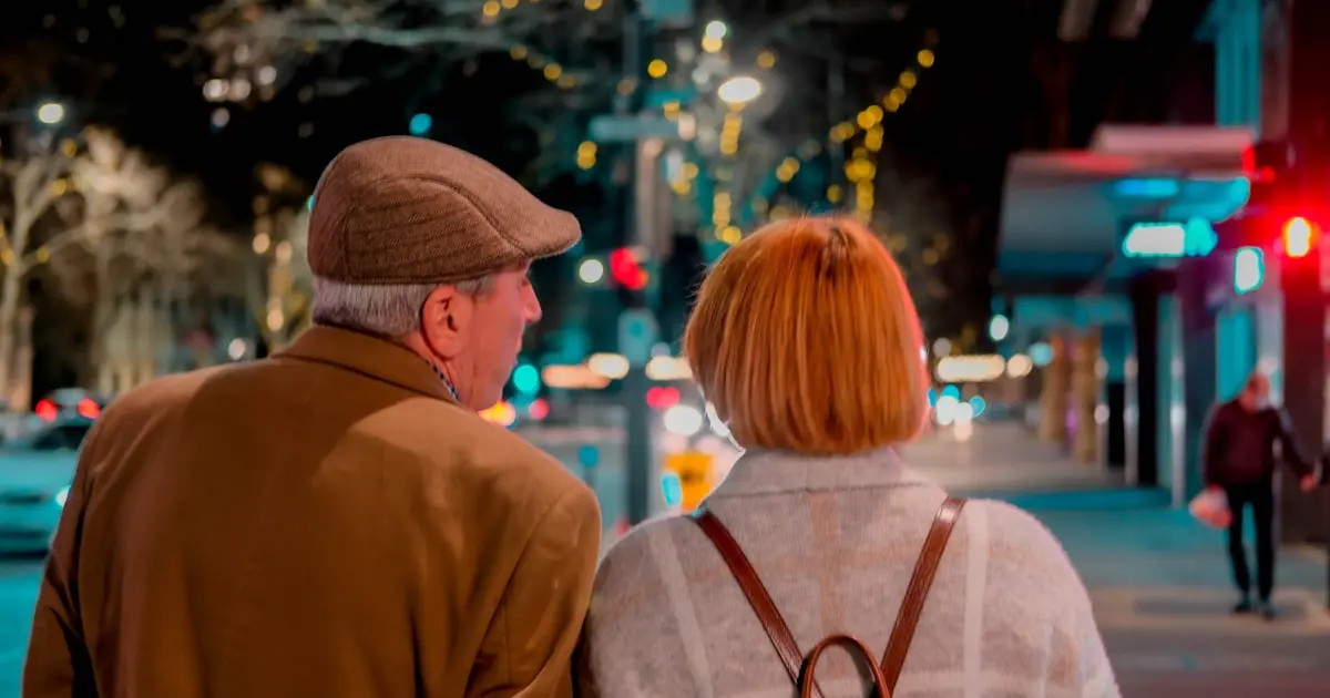 чоловік і жінка гуляють містом