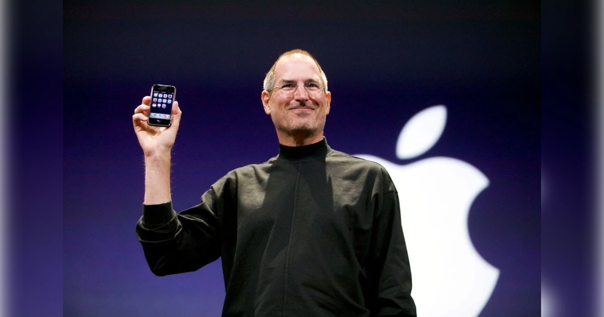 Стив Джобс представляет iPhone