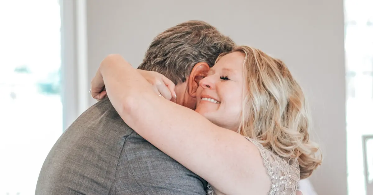 доросла пара чоловік і жінка обіймаються