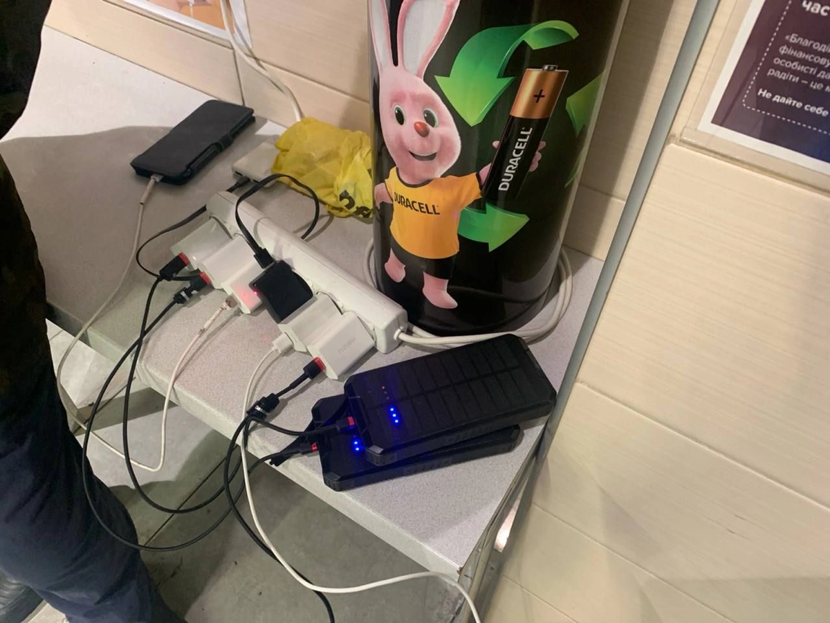 Зарядка гаджетів в Пункті незламності