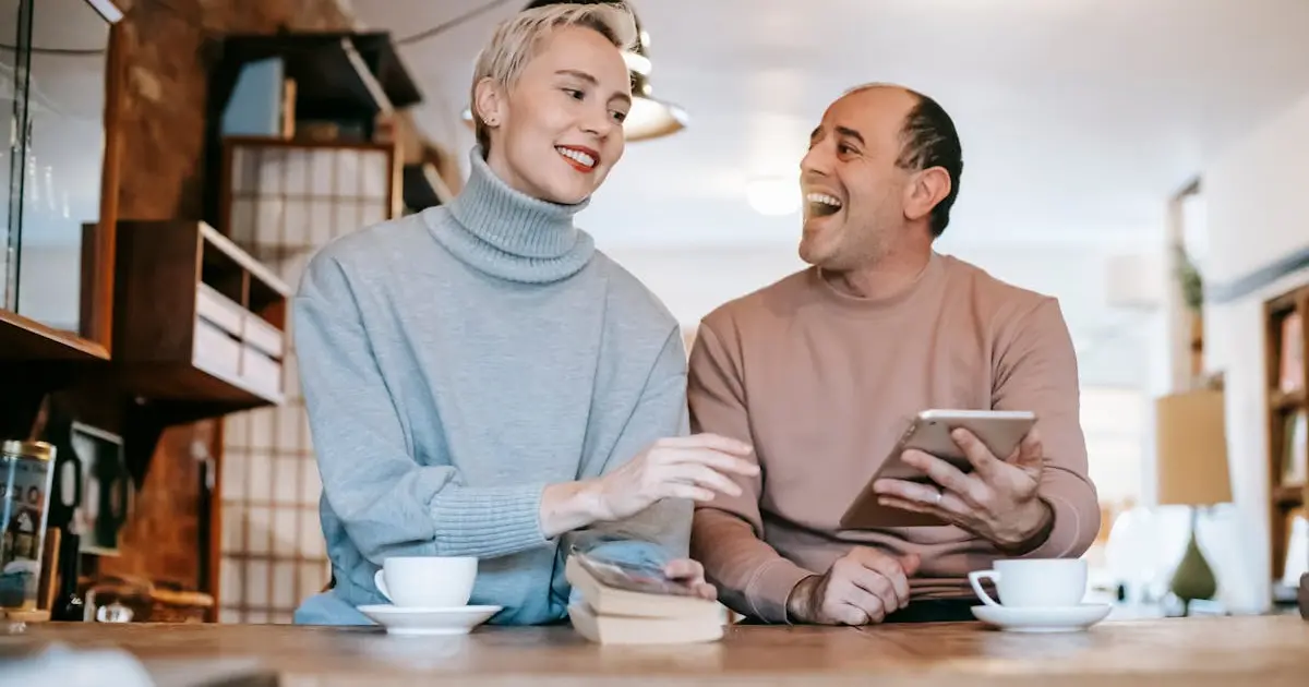 взрослая пара веселится