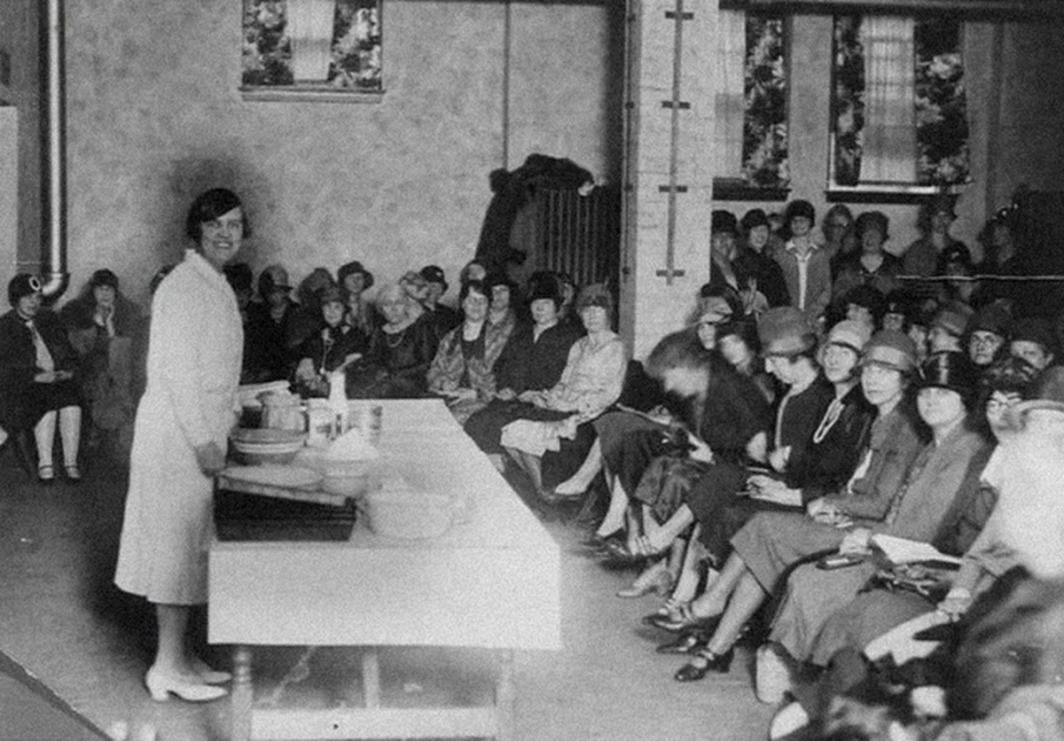 Аделаїда Хоулі Каммінг у ролі Бетті Крокер (1)