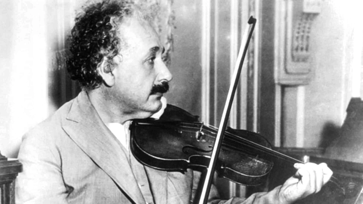 Ейнштейн грає на скрипці