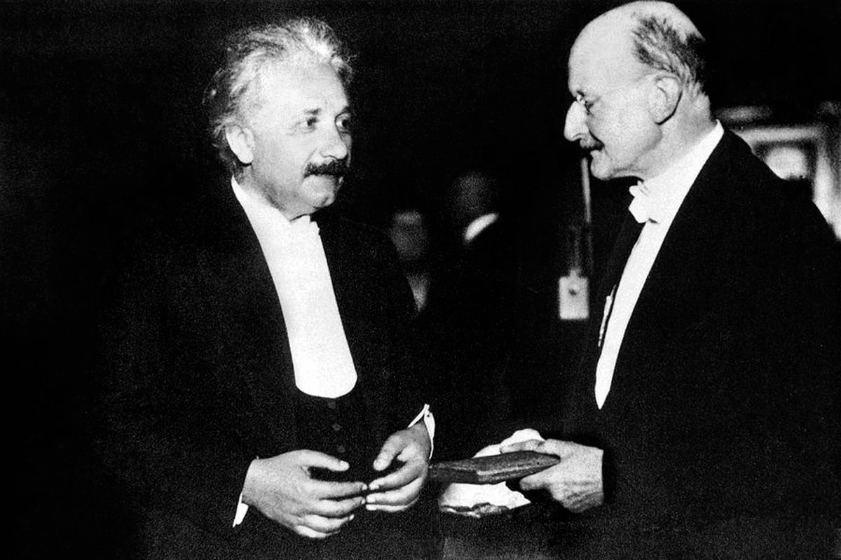 Ейнштейн отримує Нобелівську премію