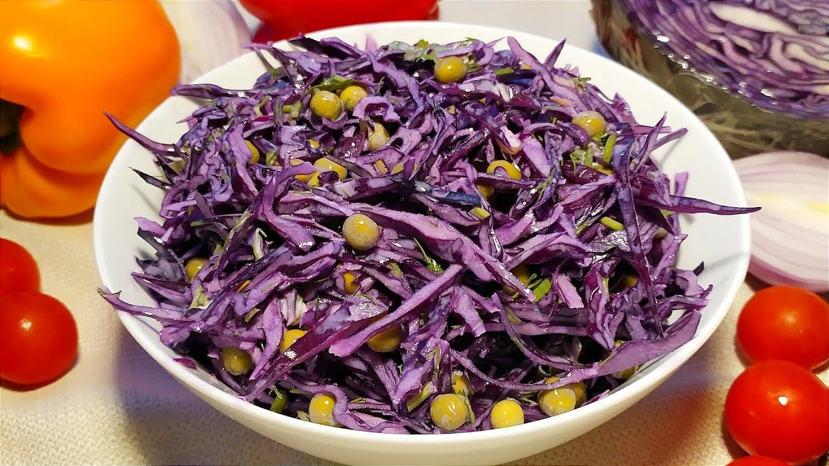 Салат из синей капусты на столе