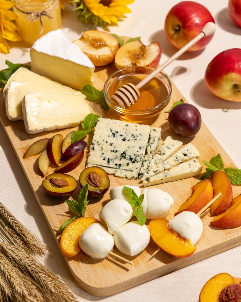 сырная тарелка с медом и абрикосами