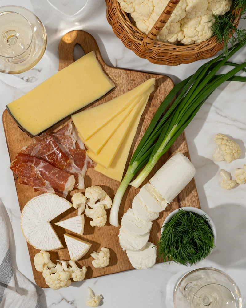 сырная тарелка с овощами, хамоном и вином