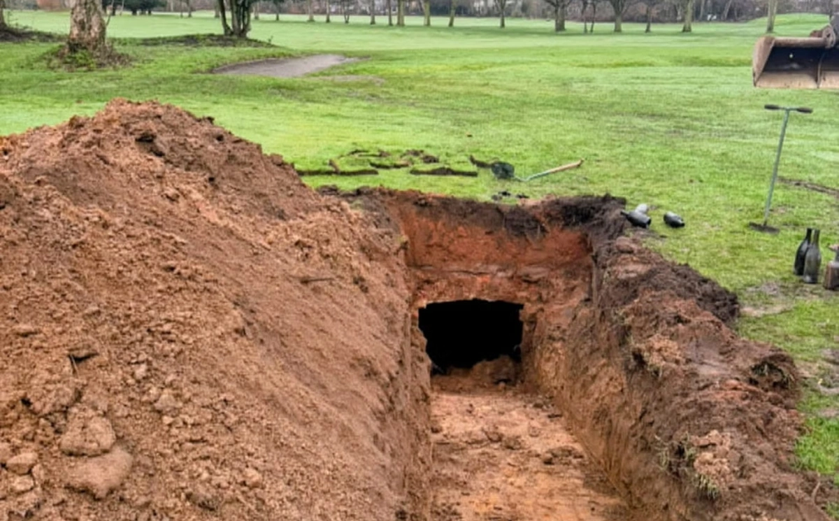 В Англії під полем для гольфа ховався старовинний винний льох