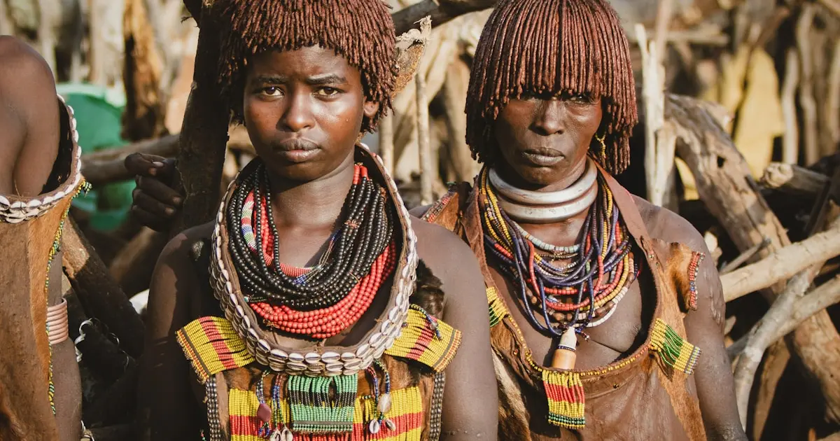 чорношкірі чоловік і жінка в традиційному одязі