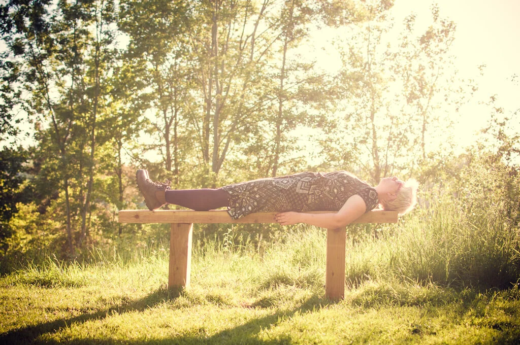 жінка лежить на сонці