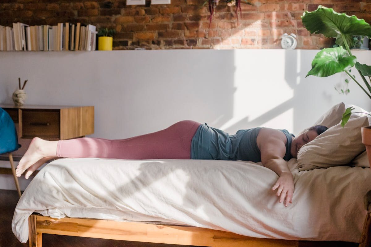 жінка спить на животі