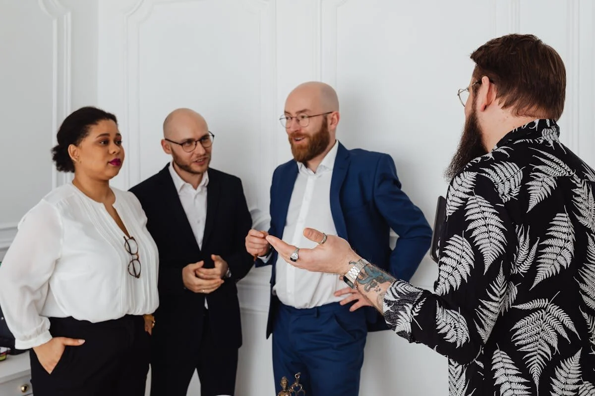 Люди полюбляють нудну світську балаканину. Хоча й заперечують це