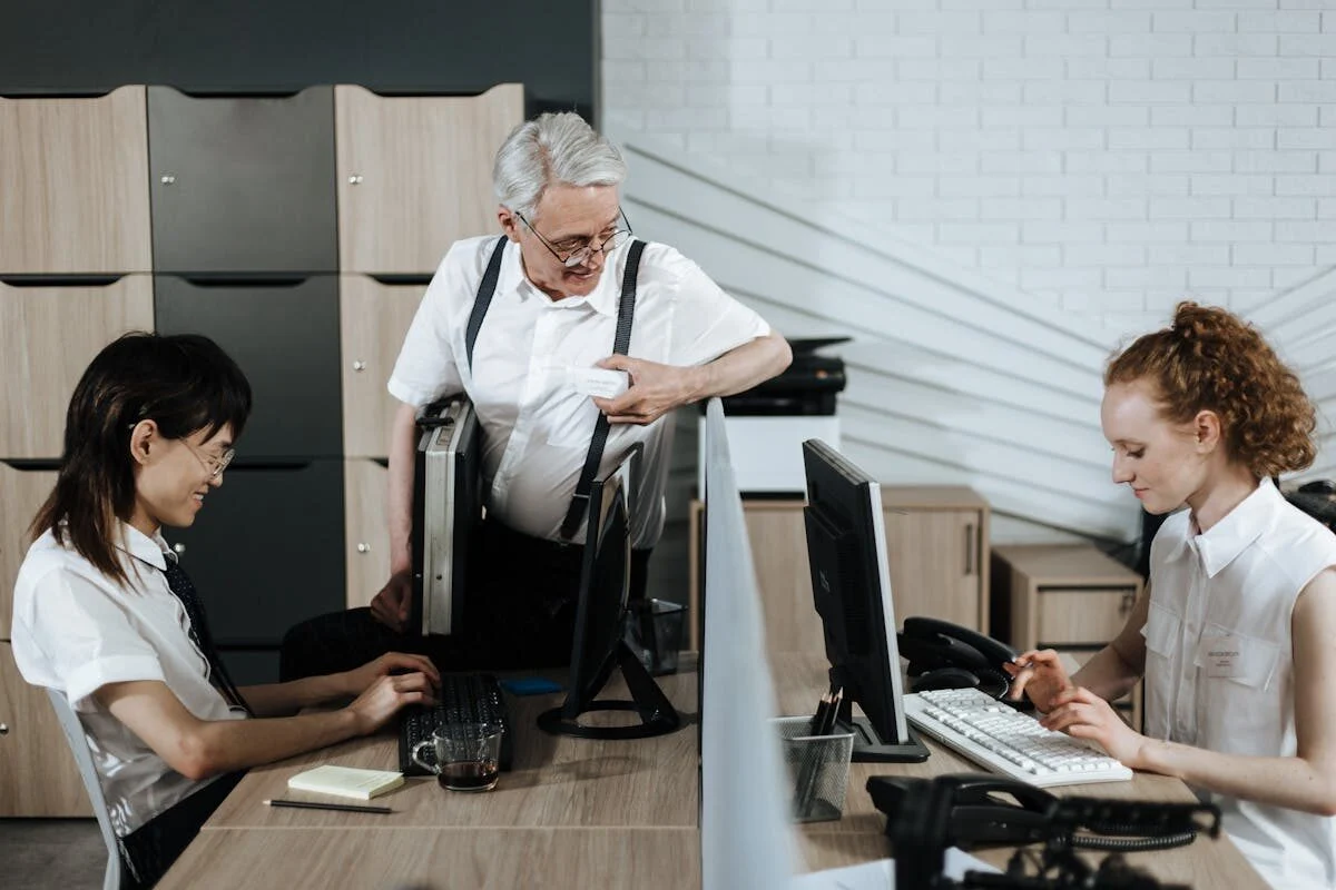 Старий чоловік і два молодих співробітники