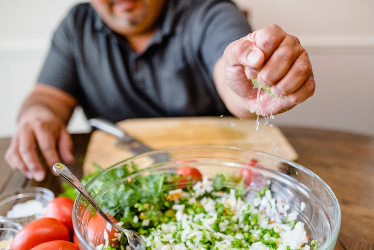 чоловік солить салат