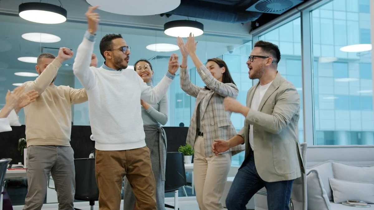 люди танцюють в офісі