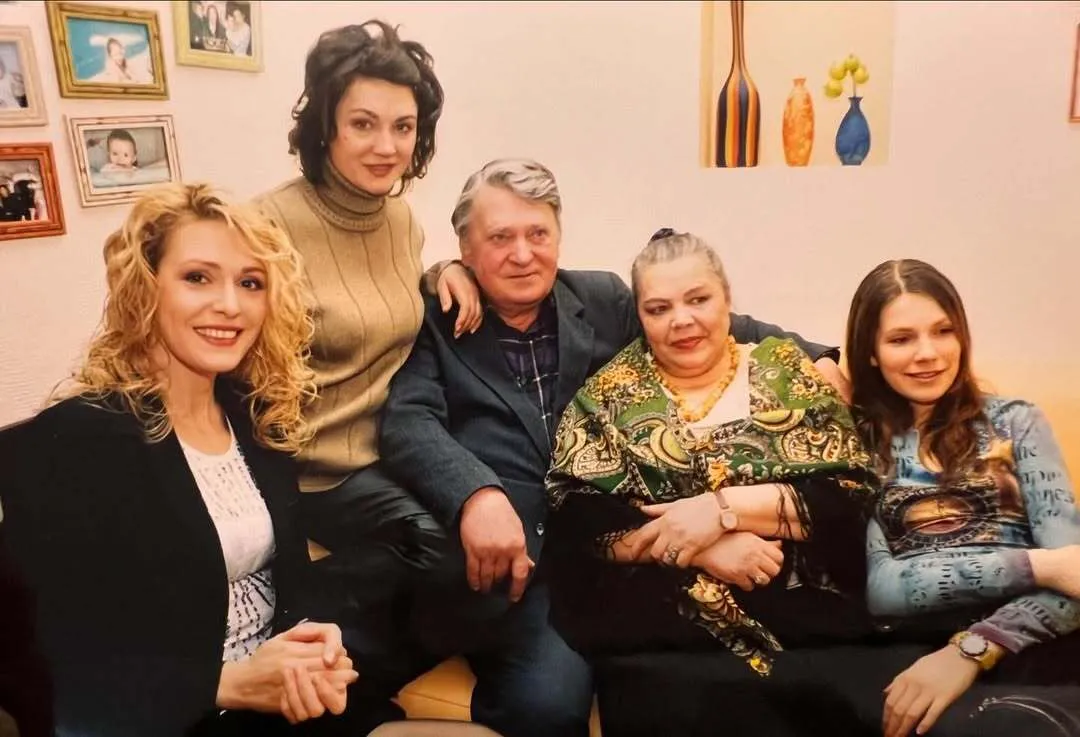 Наталія Сумська з сестрою Ольгою і батьками