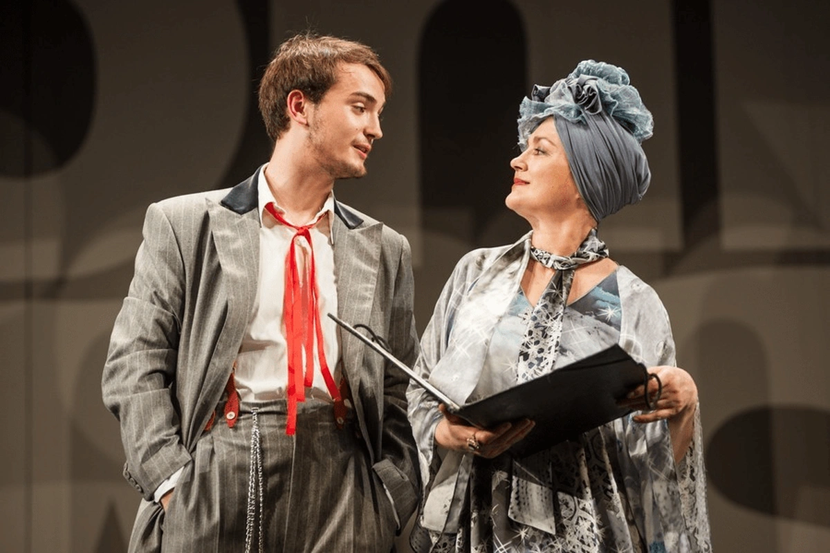 Наталія Сумсьса з сином на сцені Національного академічного драматичного театра ім. Івана Франка