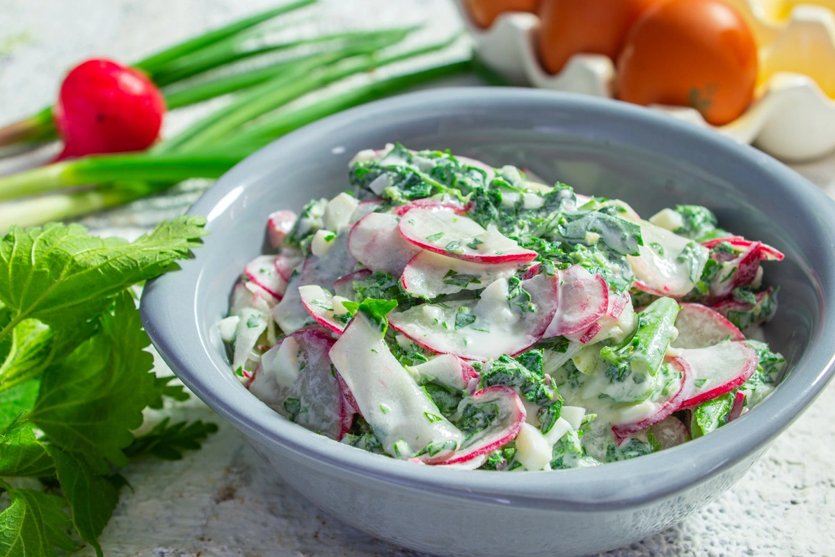 Салат з молодою кропивою зі сметанною заправкою