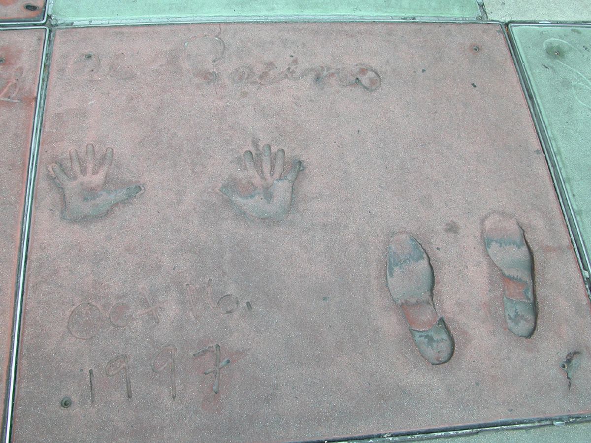 Відбитки ступнів та долонь Пачіно на «Алеї слави» перед Китайським театром Граумана. Не слід плутати з Голлівудською «Алеєю слави», де актор не представлений