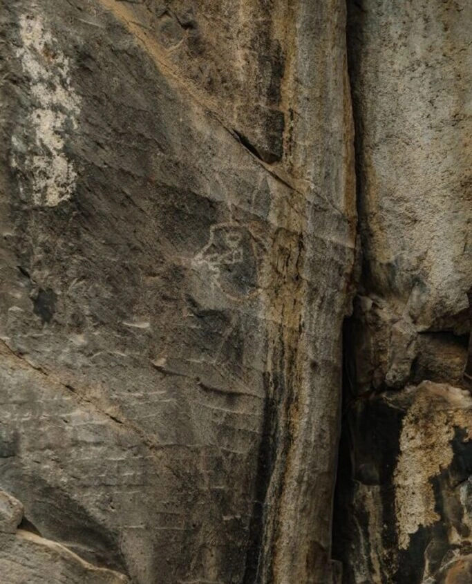 Зображення на скелі