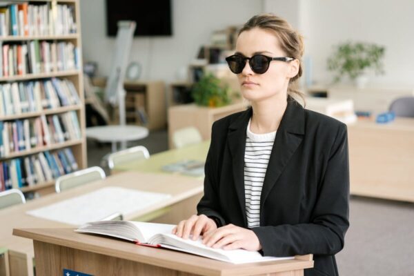 Люди, сліпі від народження, не хворіють на шизофренію