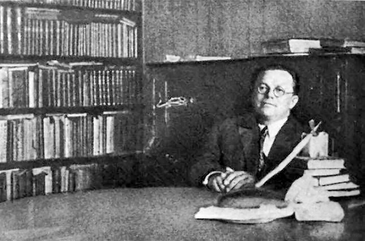Микола Зеров в кабінеті