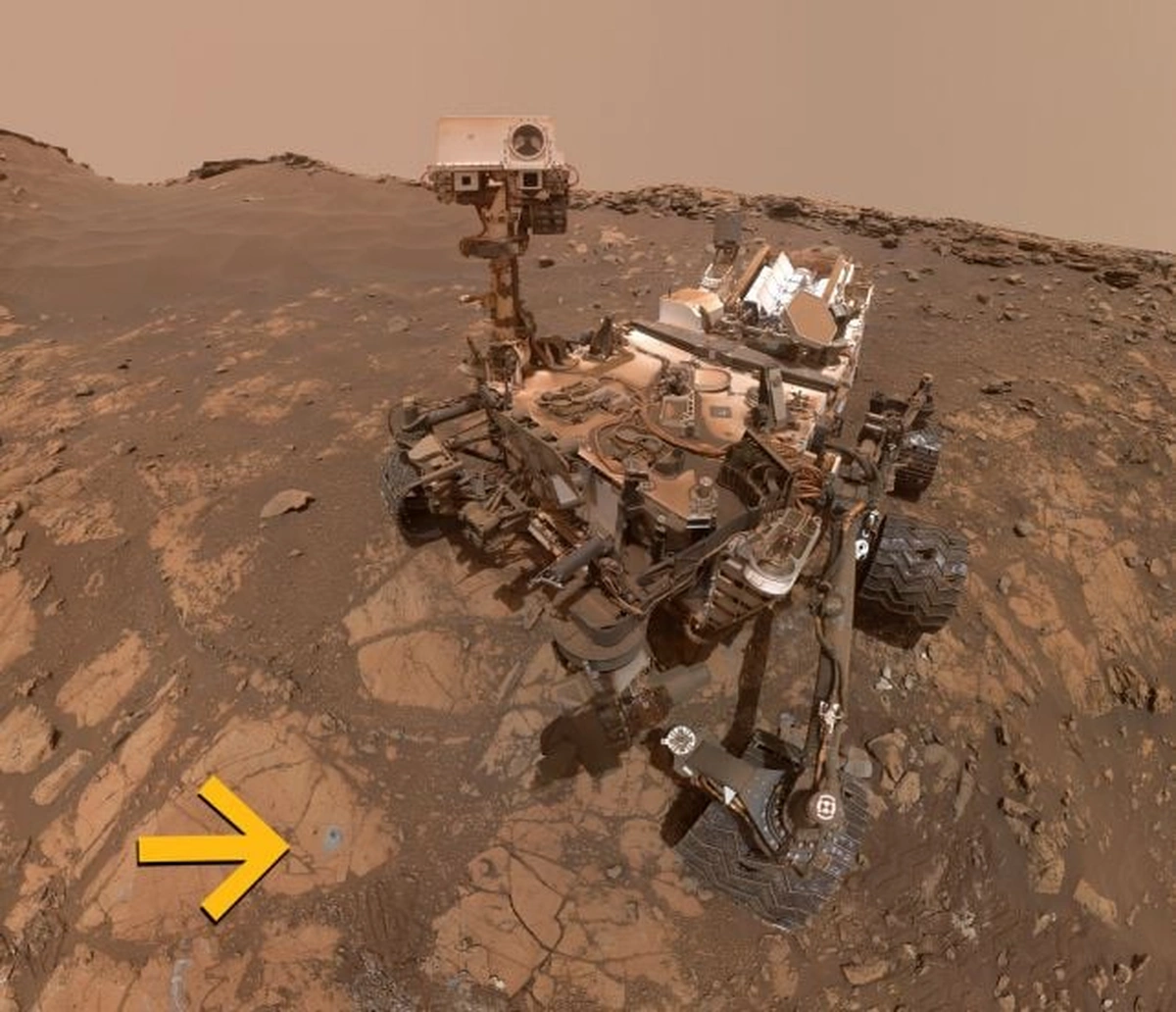 Селфі, зроблене Curiosity поруч із пробуреною ним дірою у лютому 2020 року.
