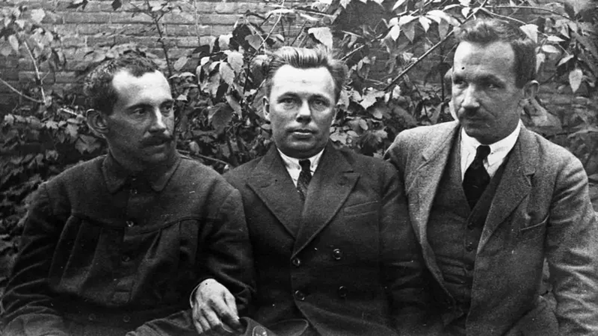 Три неокласики, 1920-ті роки. Зліва направо Максим Рильський, Микола Зеров, Павло Филипович