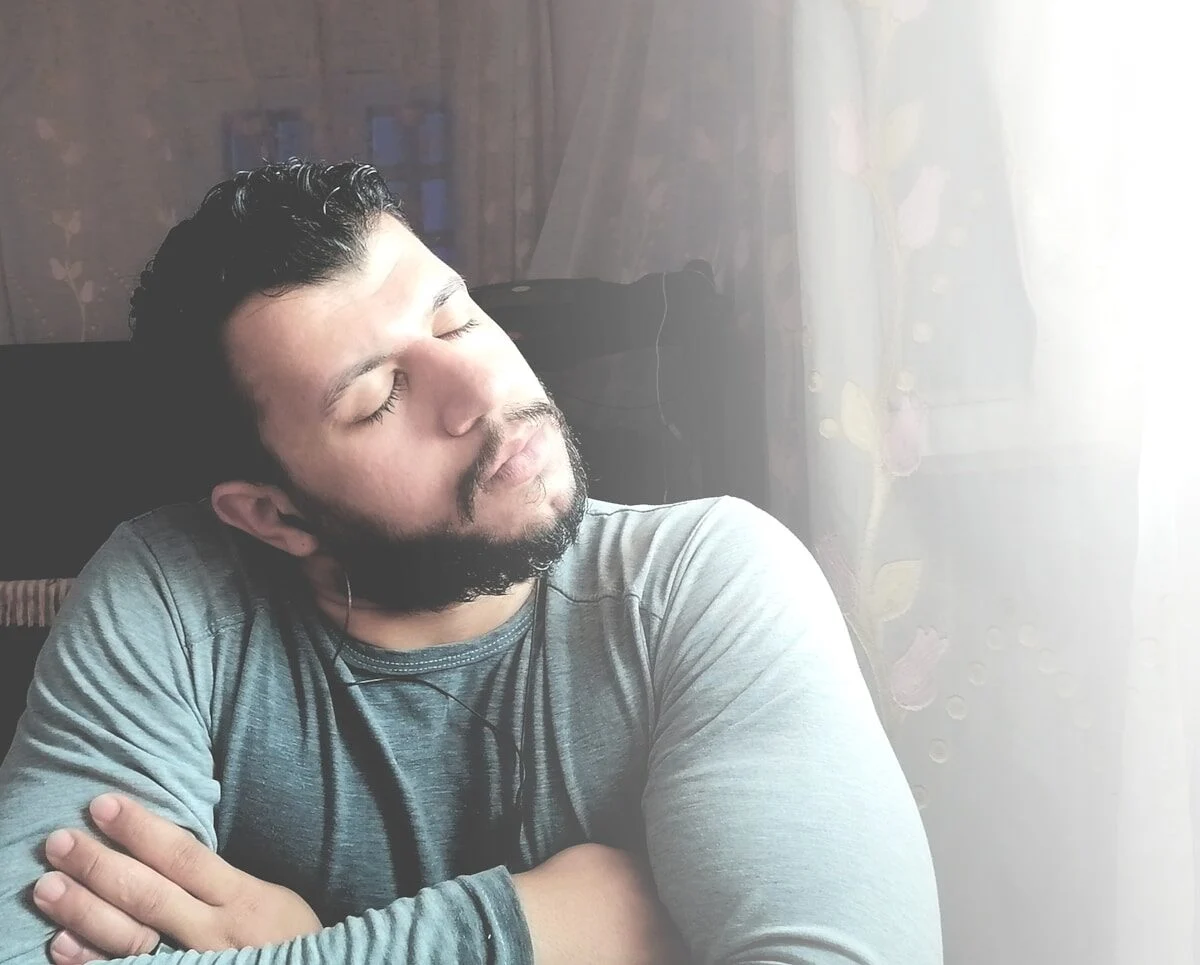 чоловік спить сидячи